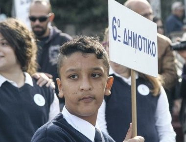 Προκαταρκτική εξέταση για τον 11χρονο Αφγανό που δεν κράτησε την Σημαία διέταξε το υπουργείο Παιδείας
